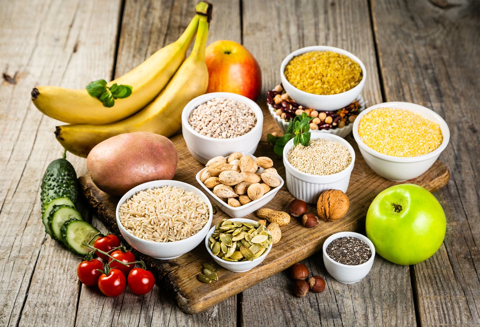 Продукты с высоким содержанием клетчатки: бобовые, овощи и цельные крупы на столе
